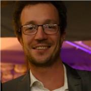 Professore di scuola secondaria impartisce lezioni